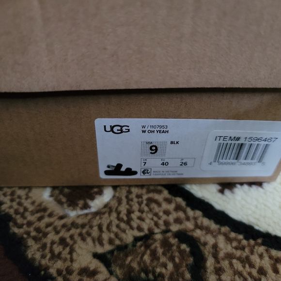 UGG slides (W OH YEAH) - Picture 5 of 5